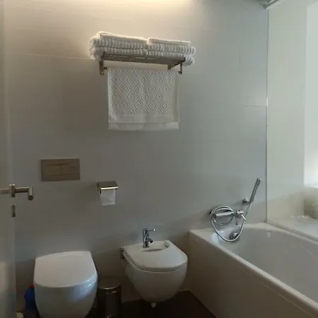 Yingying With A Free Parking Space 4*